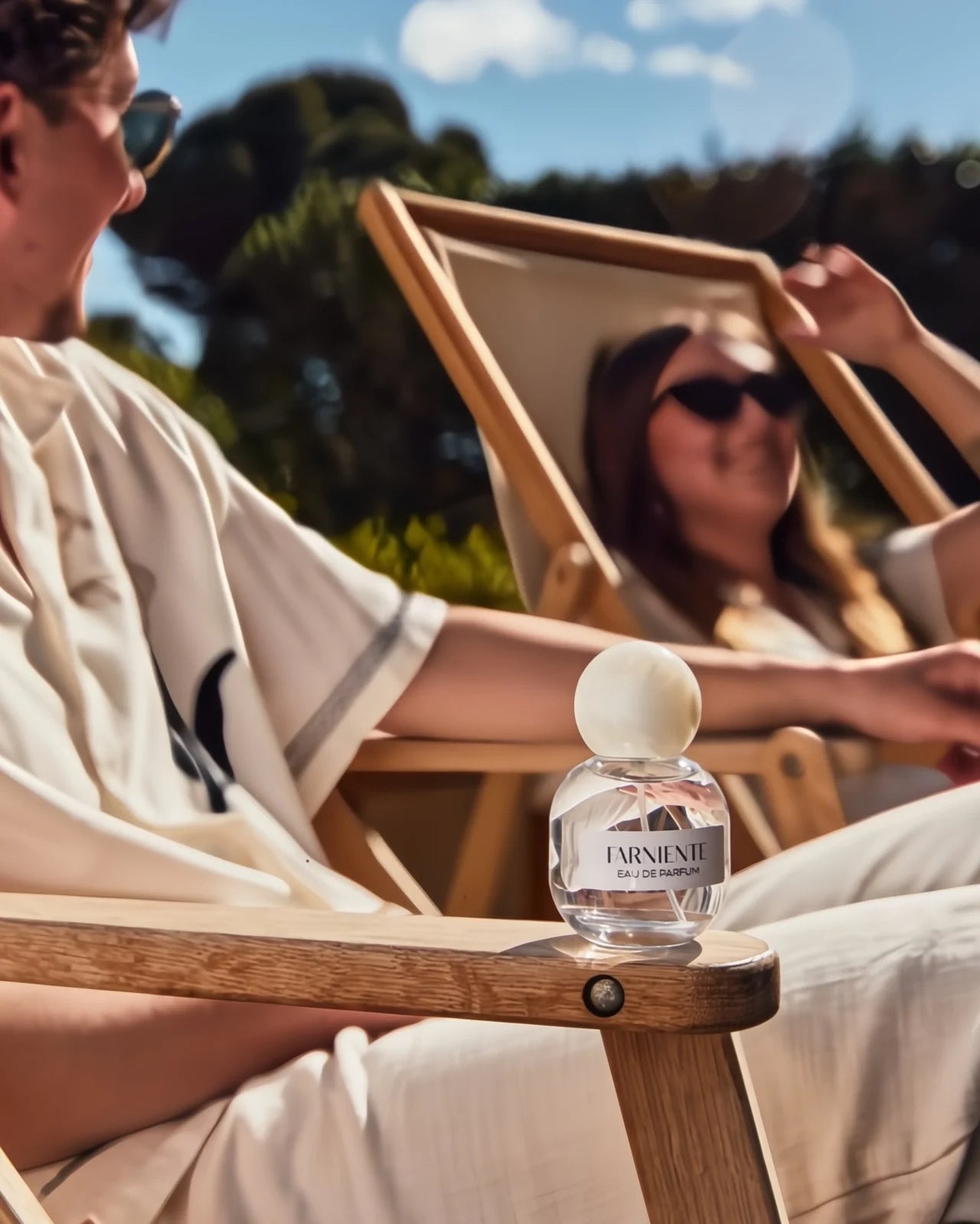 Flacone di profumo Farniente di Orbe de Memoire con tappo sferico, profumo fresco e marino con note di fico e il 90% di ingredienti naturali