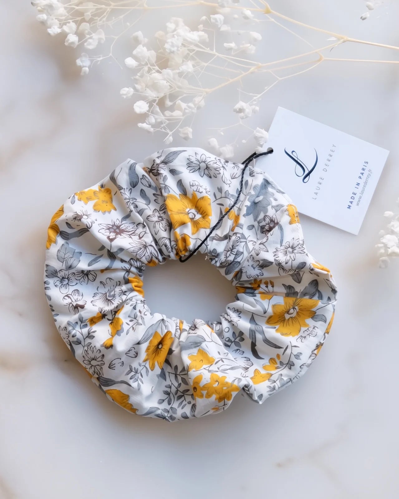 Scrunchie elastico per capelli in cotone bianco con fiori grigi e gialli, artigianale, Made in France, etico e sostenibile