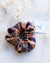 Scrunchie elastico per capelli in poliestere con stampa floreale artistica in terracotta e viola, Made in Paris, upcycling