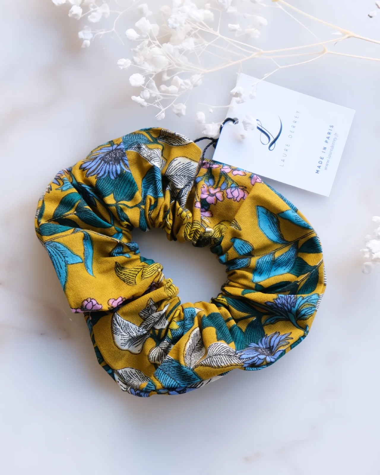 Scrunchie elastico per capelli in cotone biologico ocra con stampa floreale, accessorio eco-friendly, upcycling moda