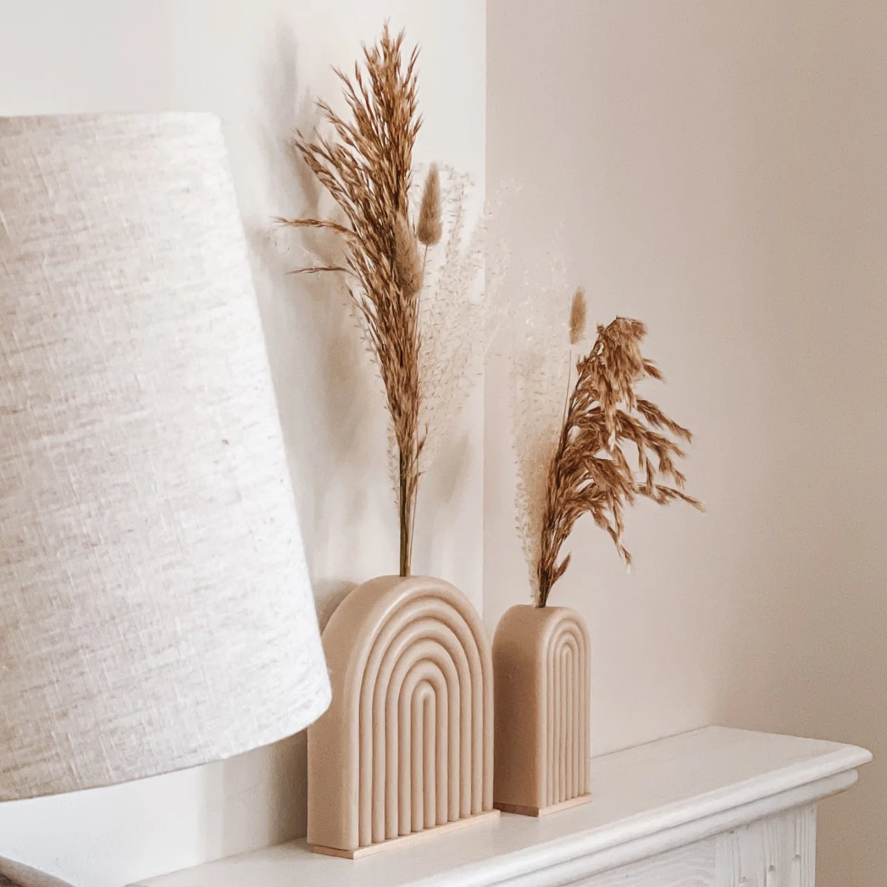 Bouquet di fiori secchi e stabilizzati in vasi di cera, vetro e ferro, per un tocco di eleganza naturale negli ambienti domestici