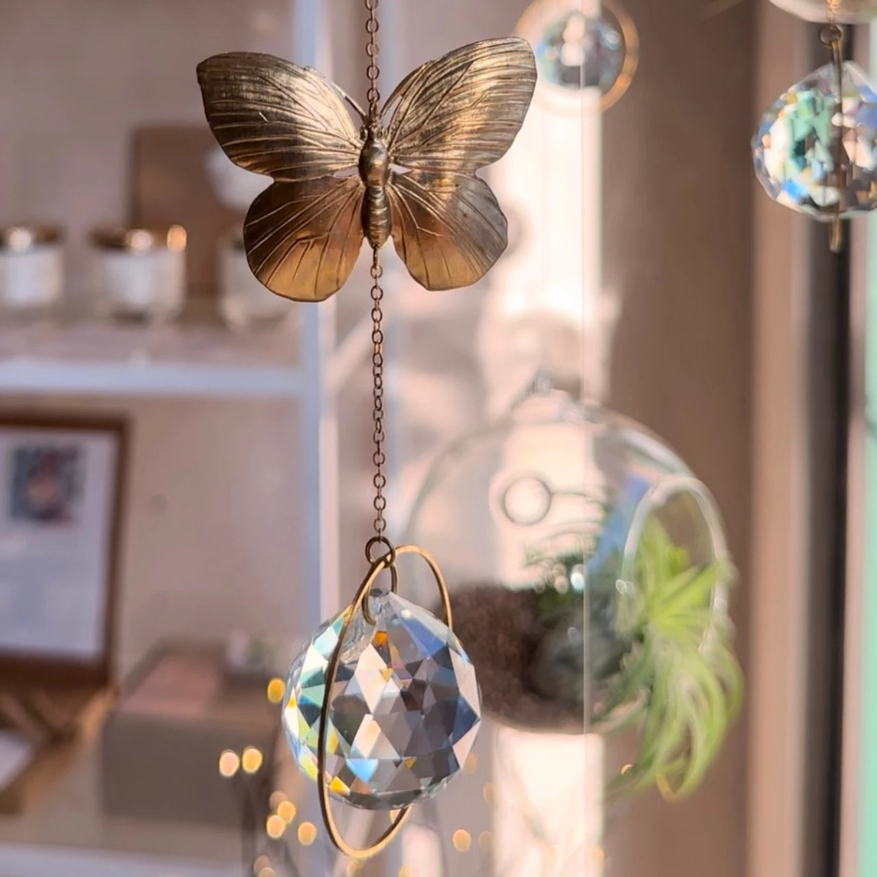 Suncatcher e cristalli decorativi per armonizzare l'energia degli ambienti e amplificare la luce naturale.