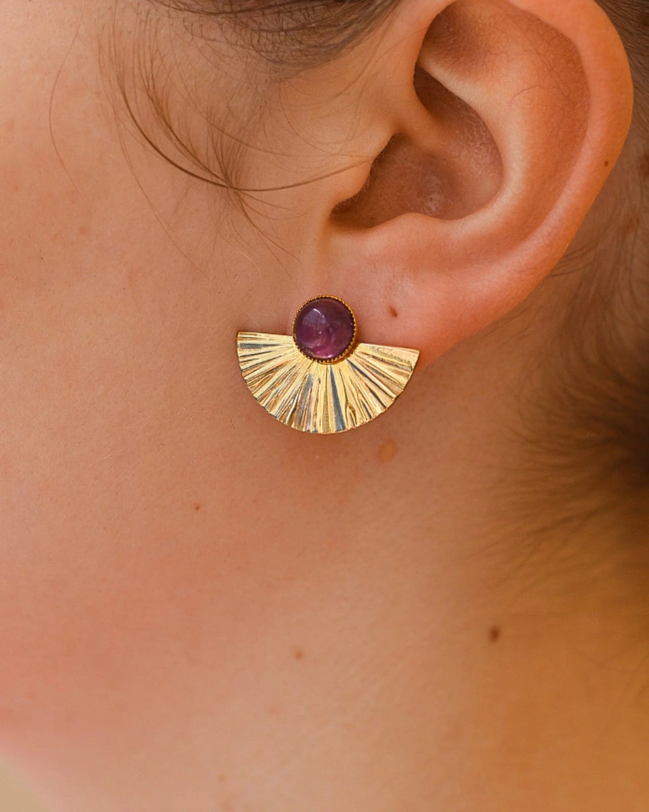 Orecchini Selene 2-in-1: orecchini artigianali trasformabili con mezzaluna dorata e ametista naturale, design a ventaglio in acciaio inossidabile placcato oro