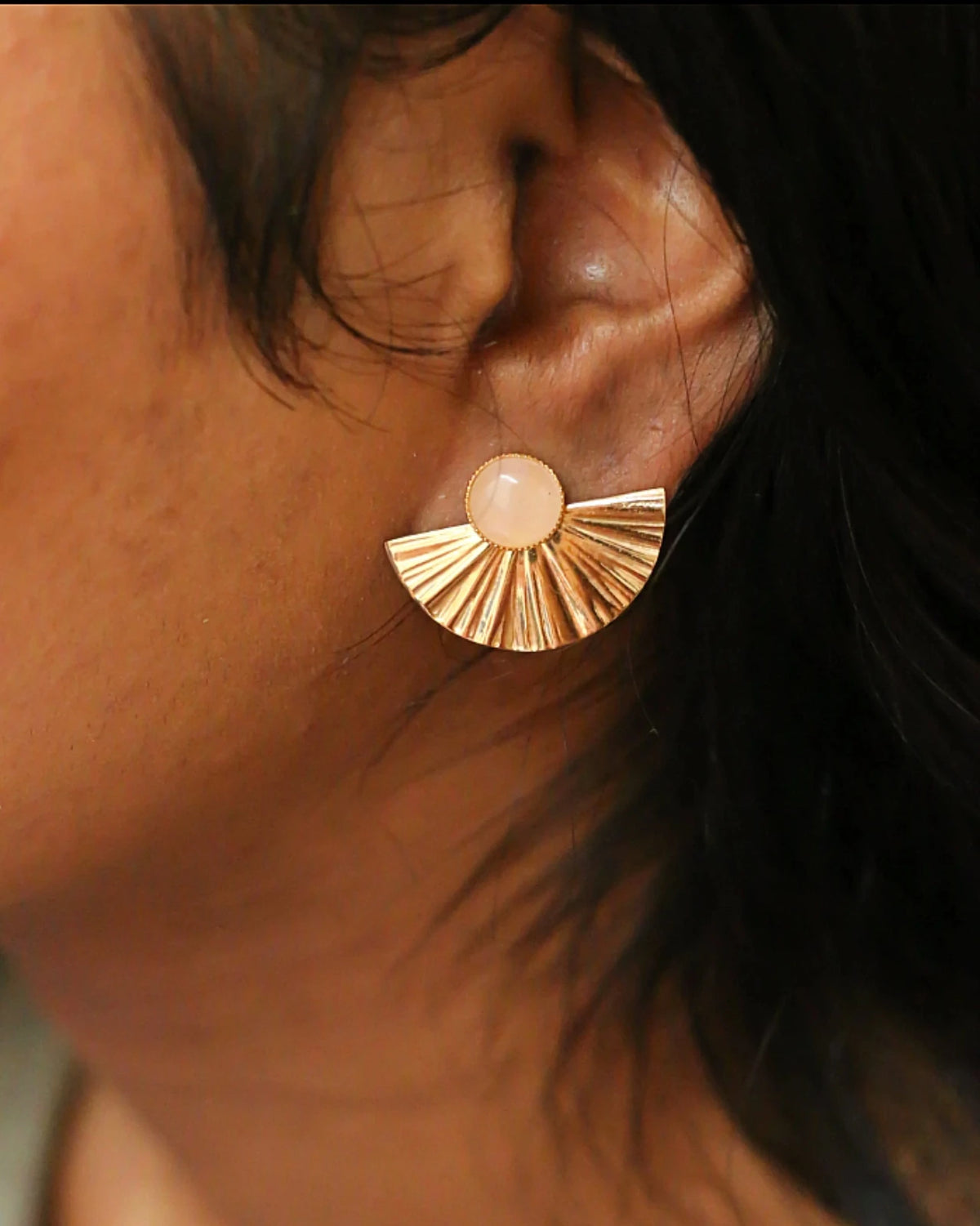 Orecchini Selene 2-in-1: orecchini artigianali trasformabili con mezzaluna dorata e quarzo rosa naturale, design a ventaglio in acciaio inossidabile placcato oro