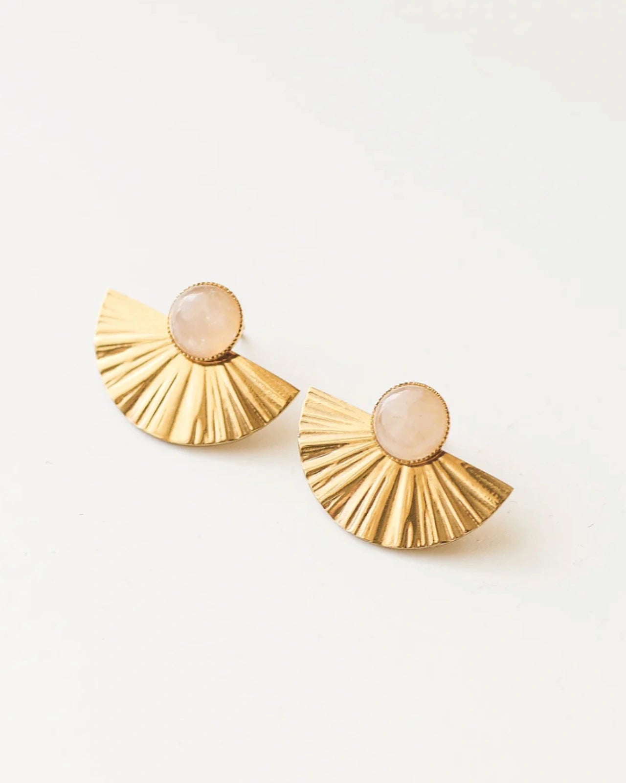 Orecchini Selene 2-in-1: orecchini artigianali trasformabili con mezzaluna dorata e quarzo rosa naturale, design a ventaglio in acciaio inossidabile placcato oro | Roma