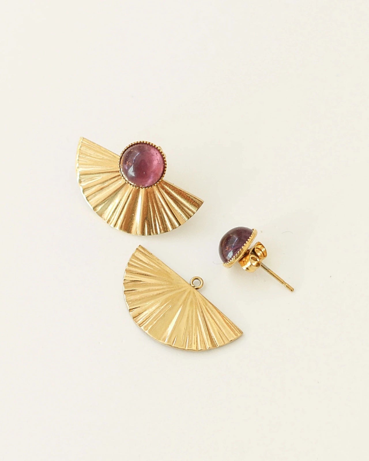 Orecchini Selene 2-in-1: orecchini artigianali trasformabili con mezzaluna dorata e ametista naturale, design a ventaglio in acciaio inossidabile placcato oro | confronto versione completa con mezzaluna e versione minimal solo pietra 