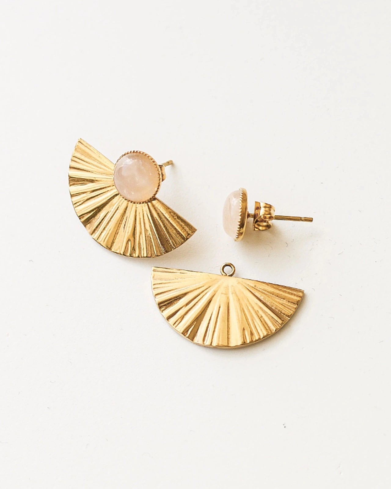 Orecchini Selene 2-in-1: orecchini artigianali trasformabili con mezzaluna dorata e quarzo rosa naturale, design a ventaglio in acciaio inossidabile placcato oro | confronto versione completa con mezzaluna e versione minimal solo pietra 