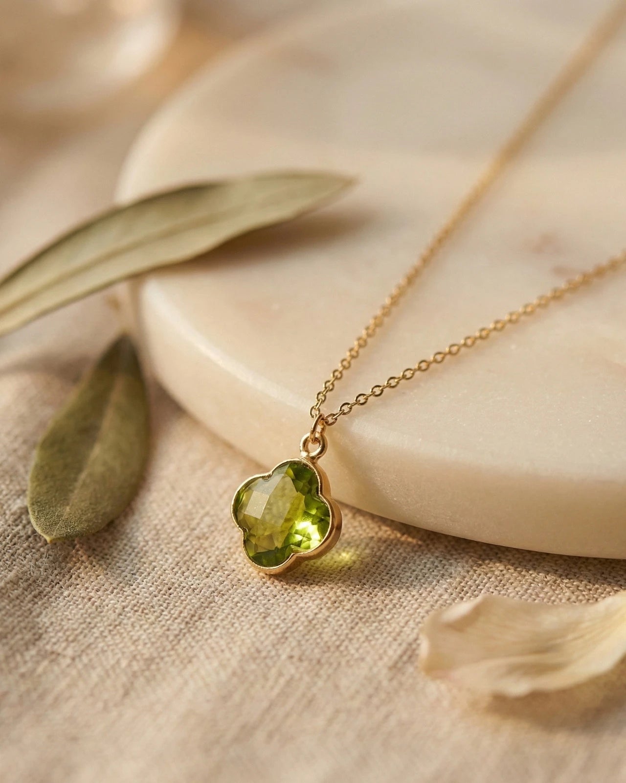 Collana AGLAIA con ciondolo a quadrifoglio in peridoto verde naturale e catena placcata oro, brand GINANDGER LITHOSOPHIA - ROMA