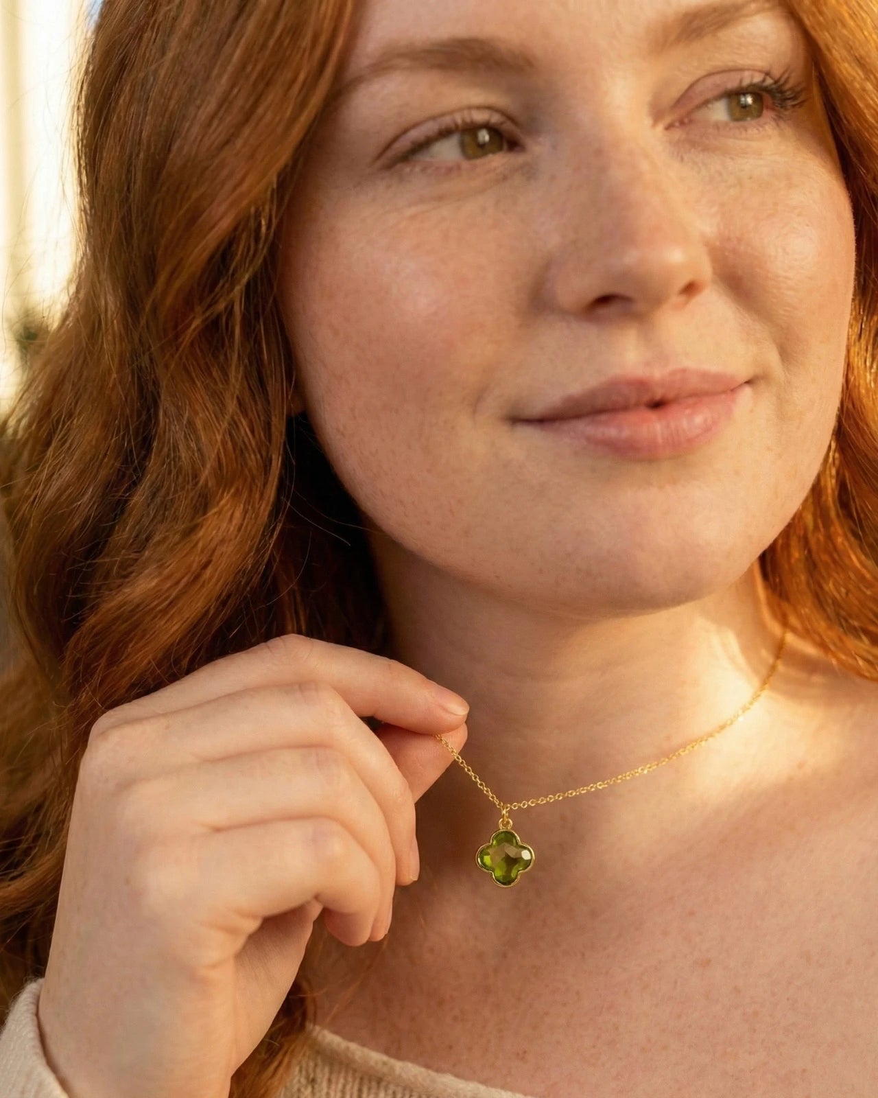 Collana AGLAIA con ciondolo a quadrifoglio in peridoto verde naturale e catena placcata oro, brand GINANDGER LITHOSOPHIA - ROMA
