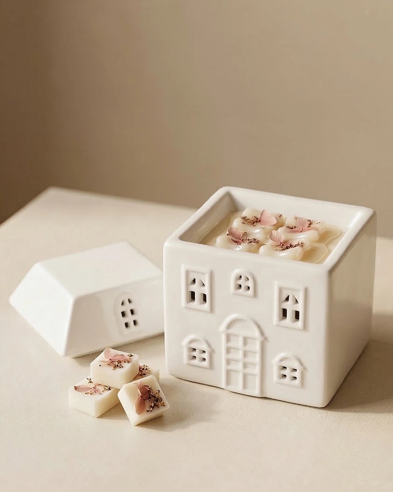 Tetto rimovibile del bruciatore Akari No Ie che rivela la ciotola superiore con tartine di cera di soia
