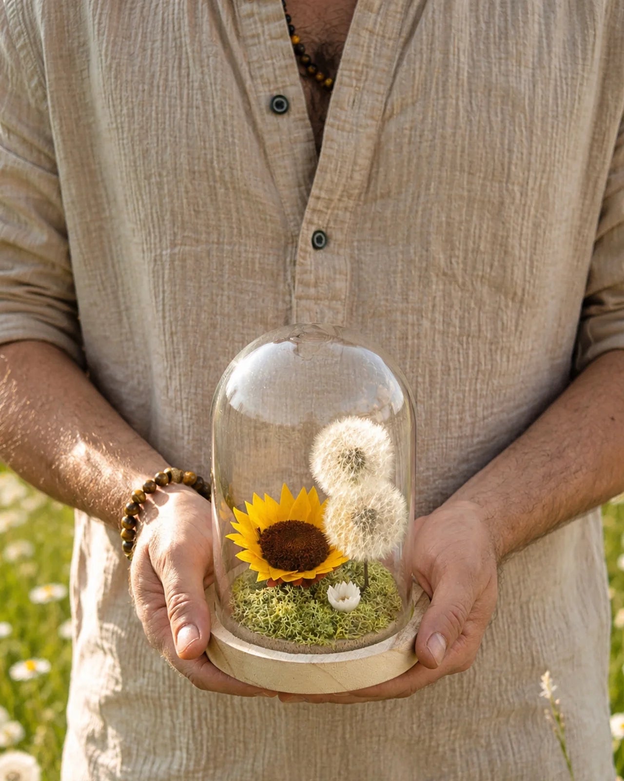Alma Luciente terrarium botanico con girasole e soffioni su scrivania - home decor fiori stabilizzati Io Sono La Luce