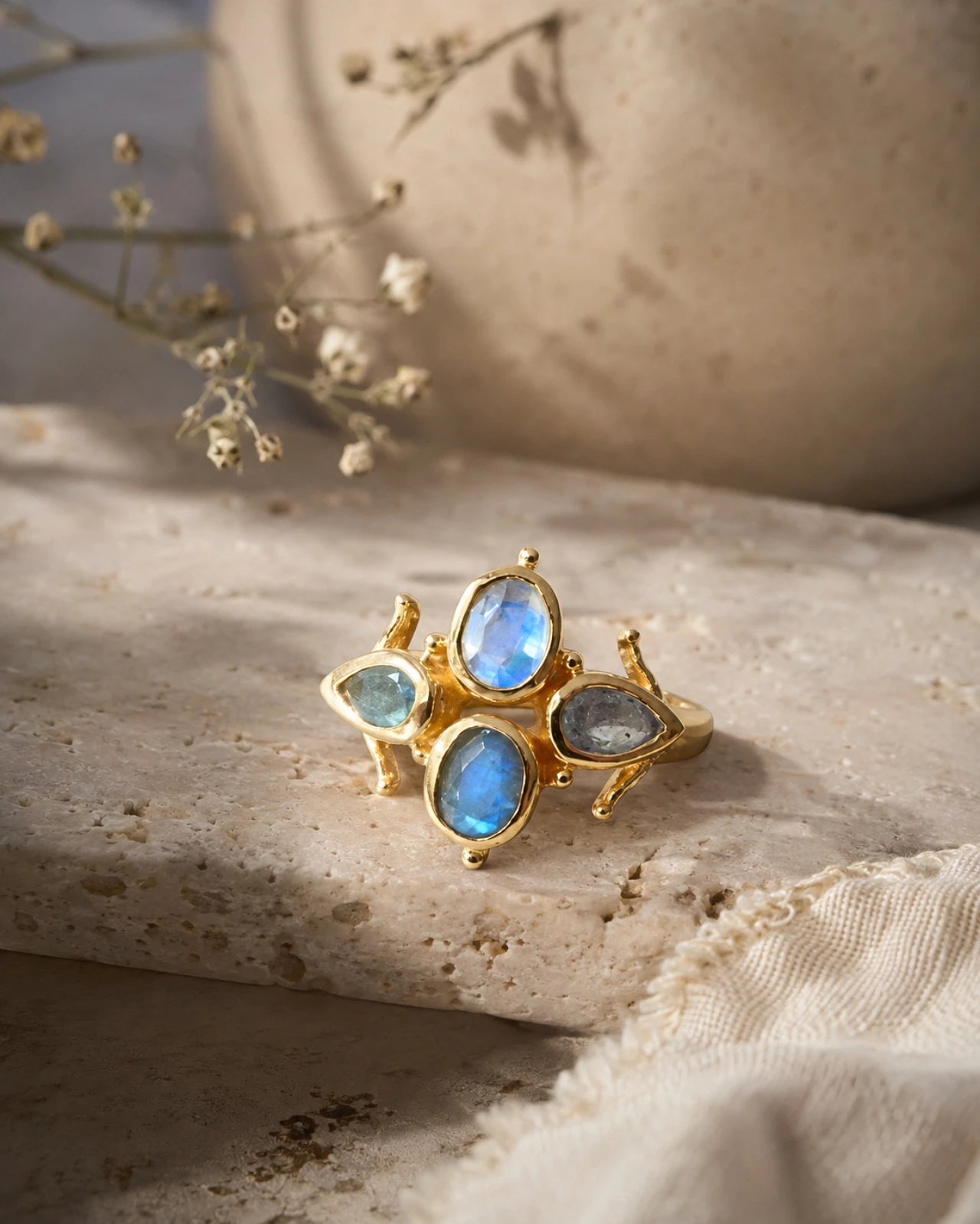 Anello regolabile artigianale Anthea in ottone placcato oro 18K con quattro labradoriti naturali disposte a forma di fiore - dettaglio | Roma 