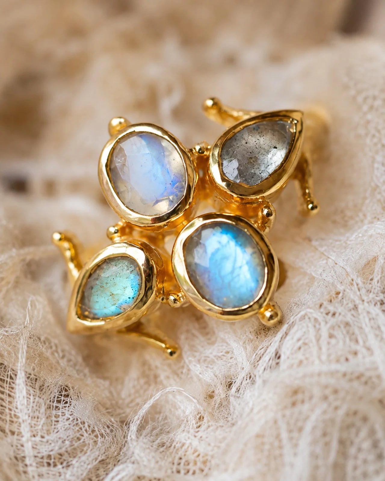 Anello regolabile artigianale Anthea in ottone placcato oro 18K con quattro labradoriti naturali disposte a forma di fiore - vista macro | Roma