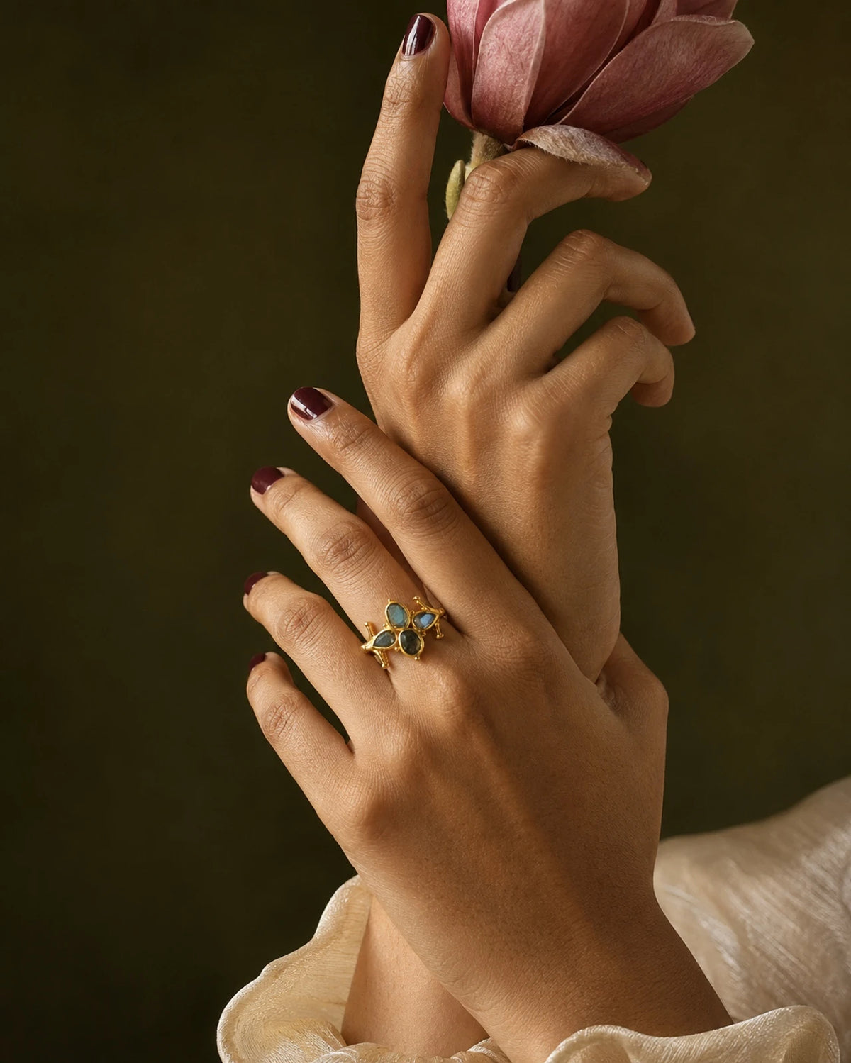 Anello regolabile artigianale Anthea in ottone placcato oro 18K con quattro labradoriti naturali disposte a forma di fiore | Roma
