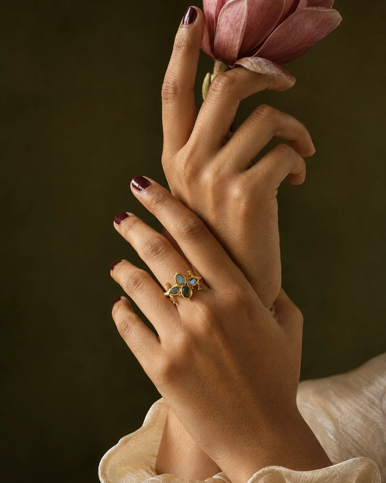 Anello regolabile artigianale Anthea in ottone placcato oro 18K con quattro labradoriti naturali disposte a forma di fiore | Roma
