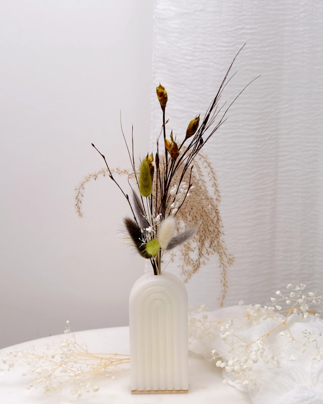 Vaso Arco Iris Serendipity - vaso in cera artigianale a forma di arcobaleno con fiori stabilizzati e secchi bianco latte piccolo