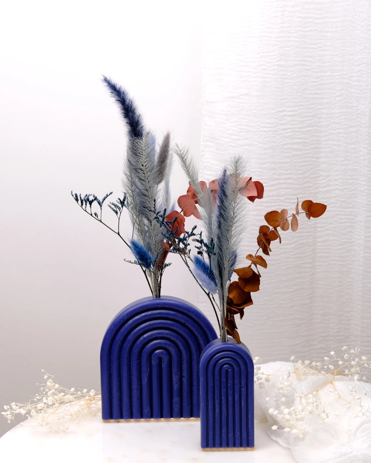 Vaso Arco Iris Serendipity - vaso in cera artigianale a forma di arcobaleno con fiori stabilizzati e secchi blue coastal duo