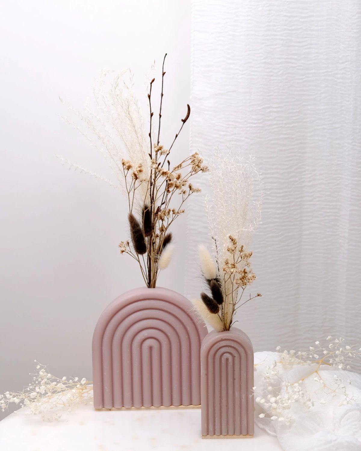 Vaso Arco Iris Serendipity - vaso in cera artigianale a forma di arcobaleno con fiori stabilizzati e secchi grigio tortora duo