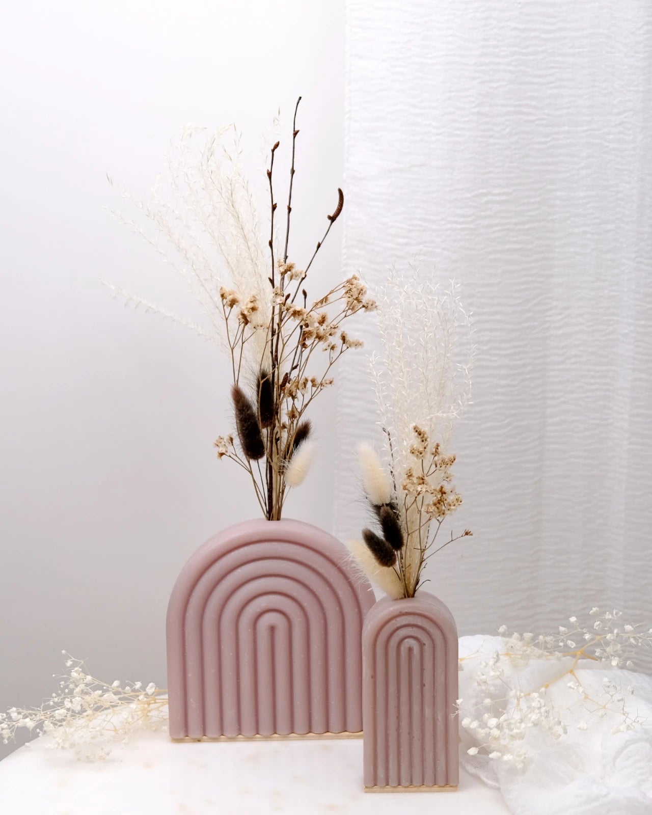 Vaso Arco Iris Serendipity - vaso in cera artigianale a forma di arcobaleno con fiori stabilizzati e secchi grigio tortora duo