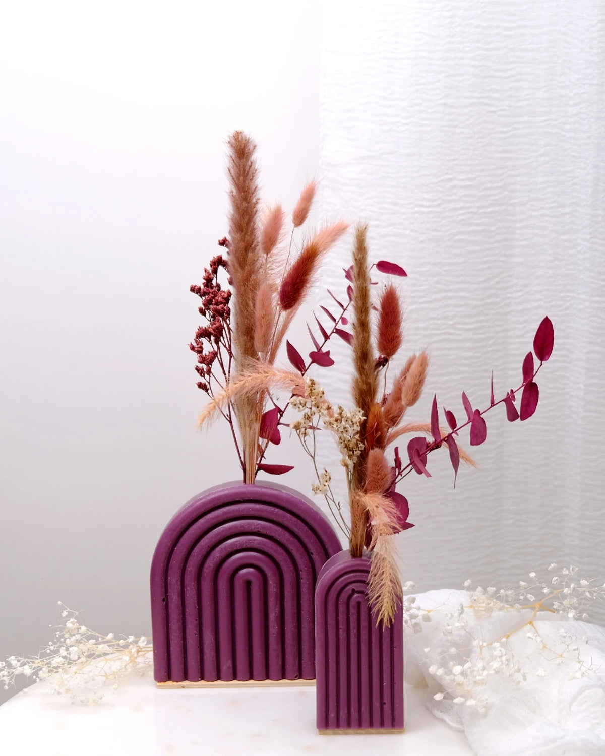 Vaso Arco Iris Serendipity - vaso in cera artigianale a forma di arcobaleno con fiori stabilizzati e secchi prugna duo