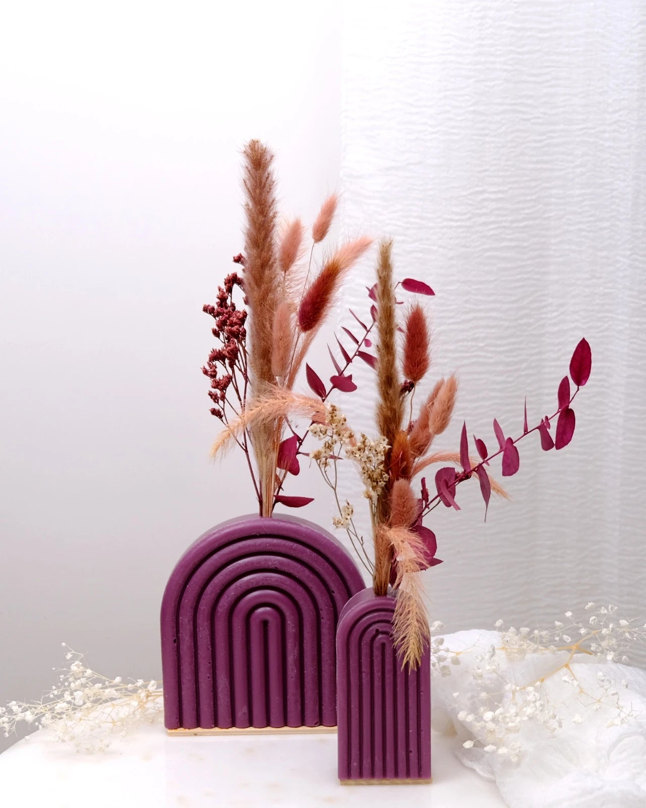 Vaso Arco Iris Serendipity - vaso in cera artigianale a forma di arcobaleno con fiori stabilizzati e secchi prugna duo