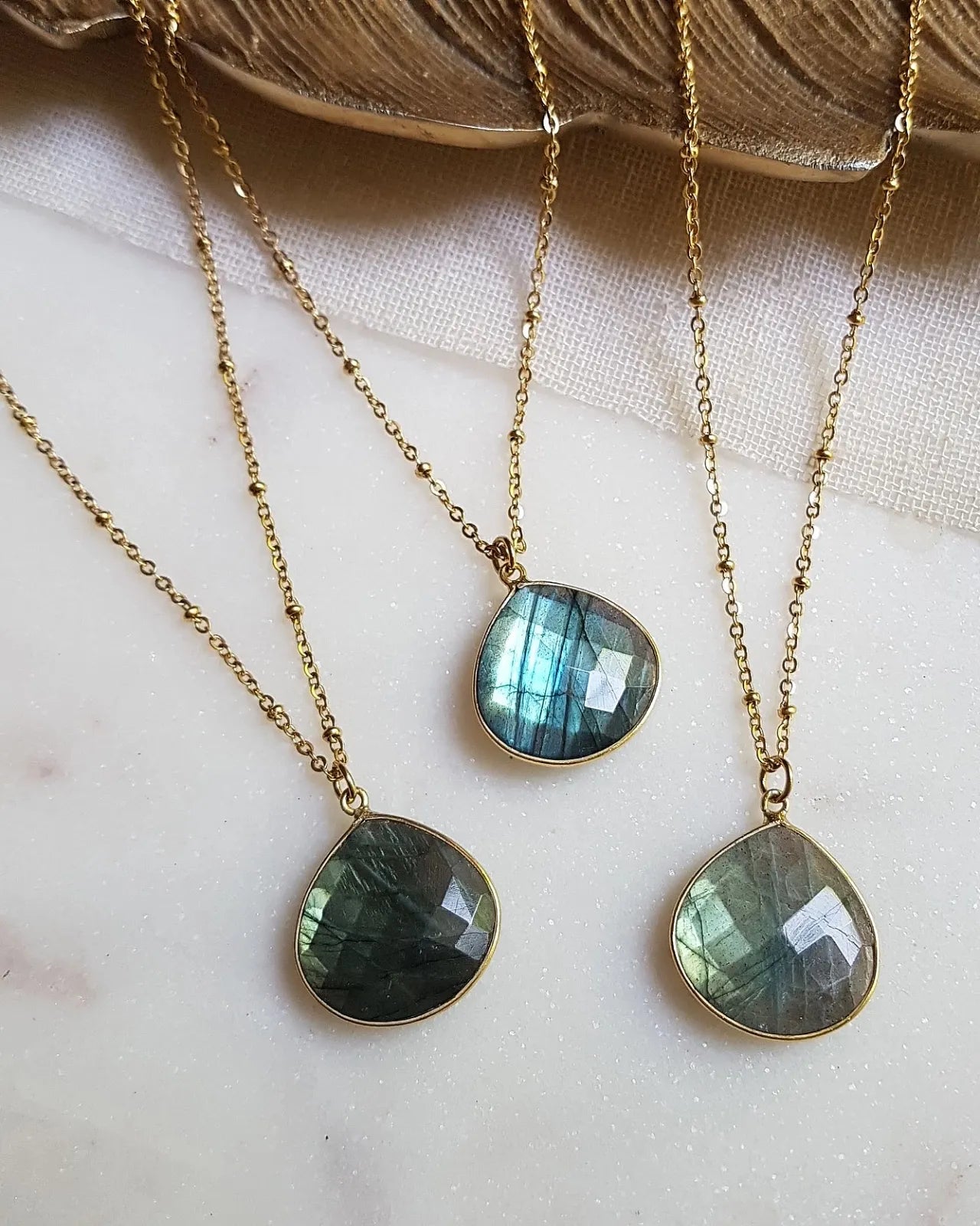 collana artigianale made in paris in ottone placcato oro 18k 2 micron con ciondolo pietra naturale - labradorite le diverse sfumature
