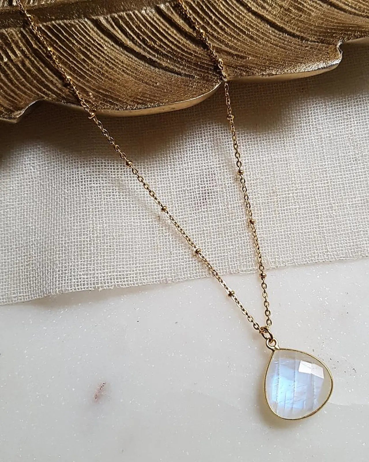 collana artigianale made in paris in ottone placcato oro 18k 2 micron con ciondolo pietra naturale pietra di luna arcobaleno - roma