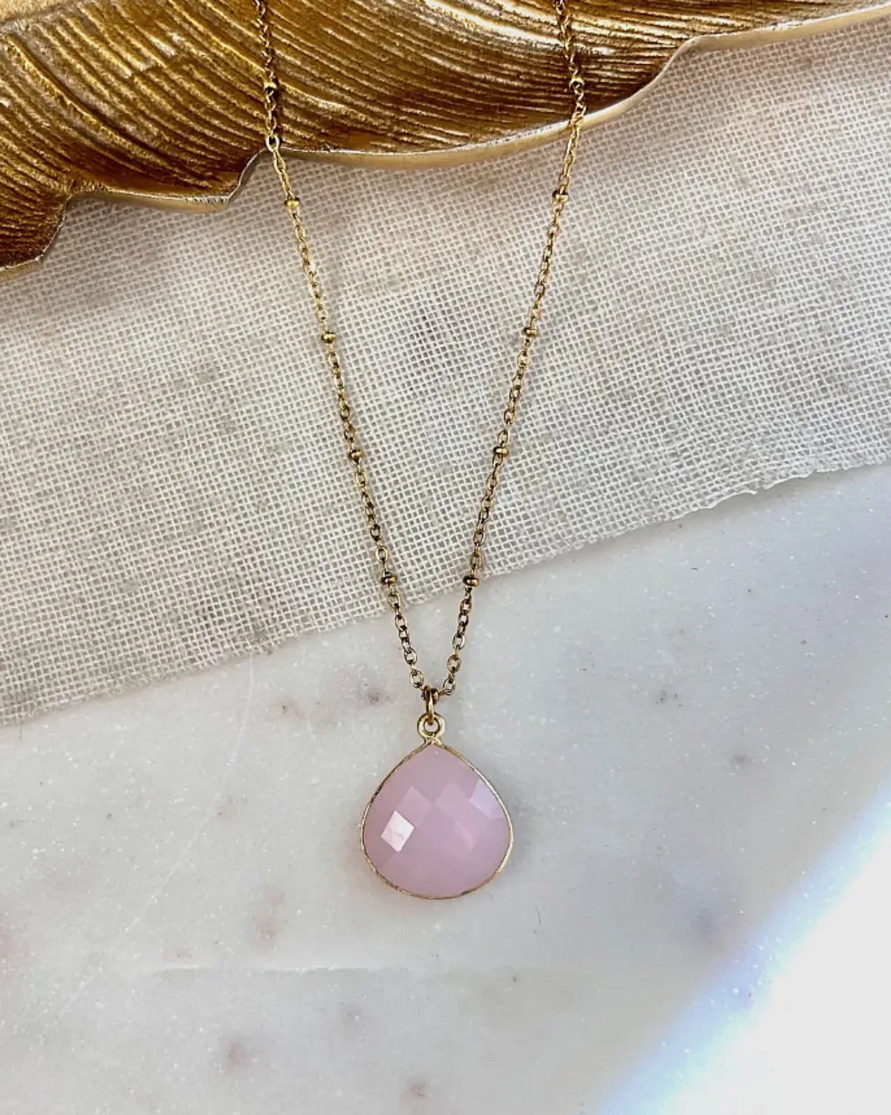 collana artigianale made in paris in ottone placcato oro 18k 2 micron con ciondolo pietra naturale quarzo rosa