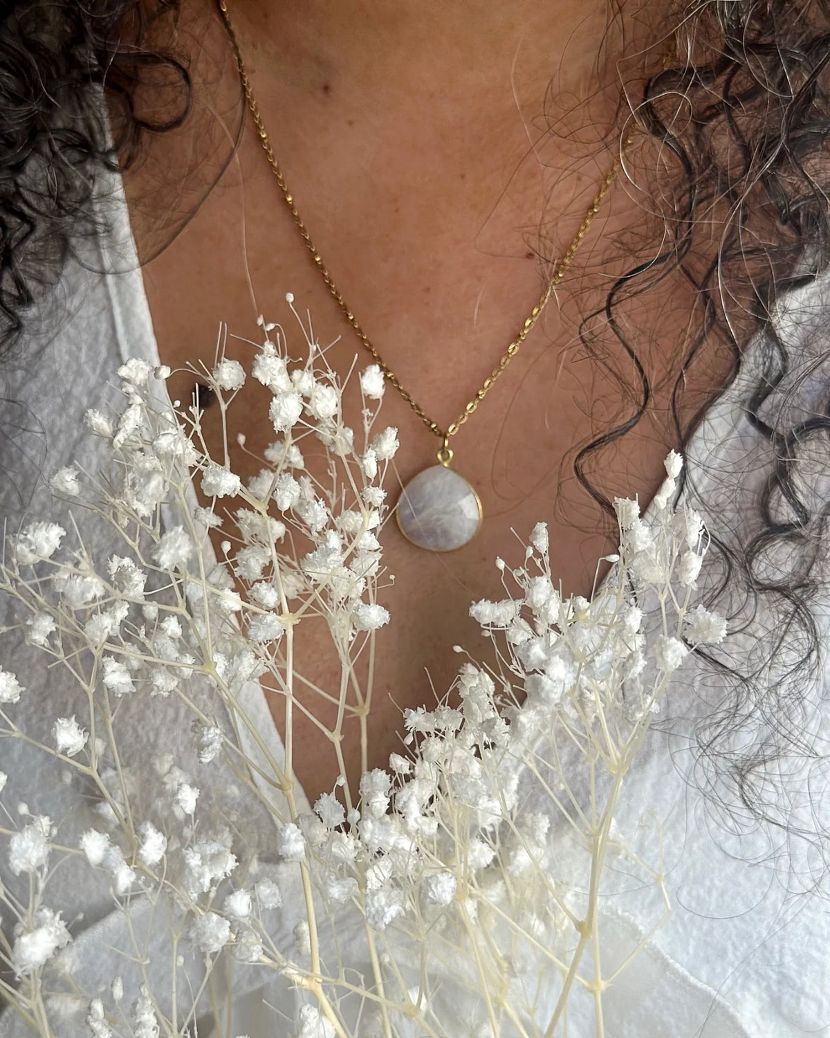 collana artigianale made in paris in ottone placcato oro 18k 2 micron con ciondolo pietra naturale pietra di luna arcobaleno - roma