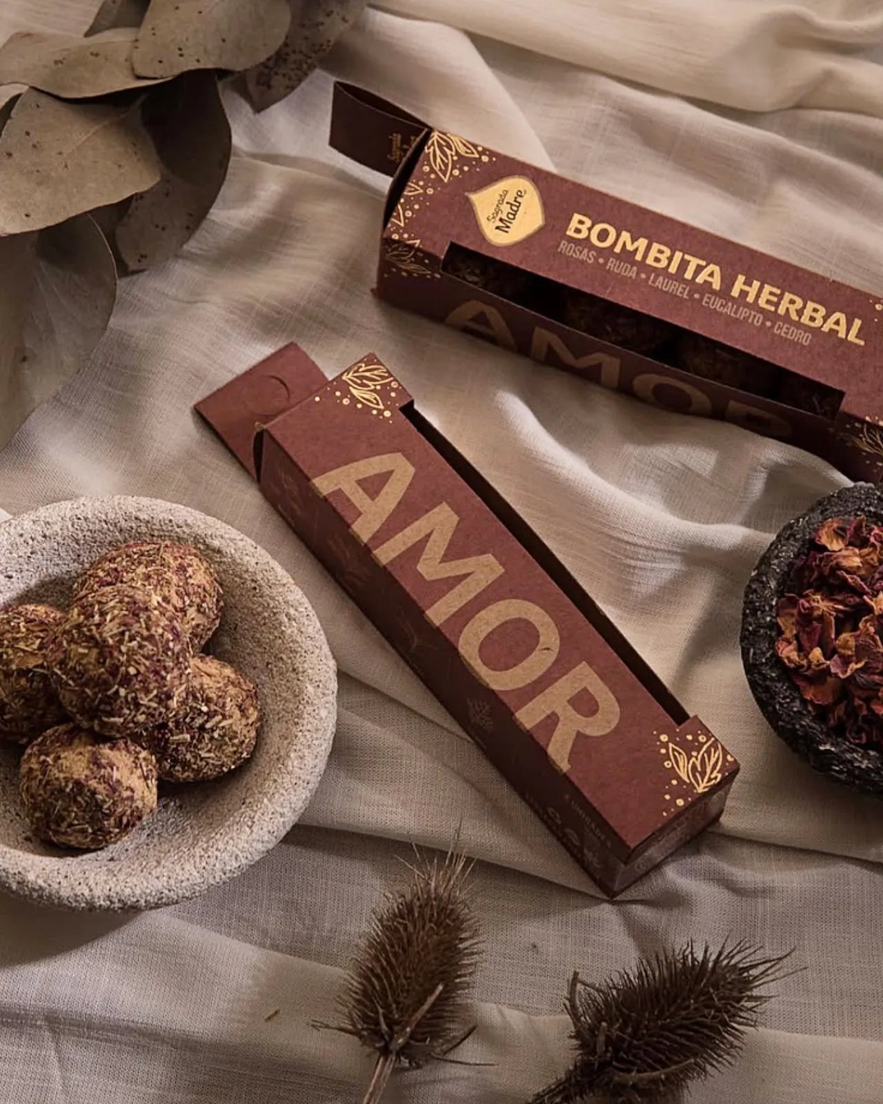 Bombitas Smudge Amor di Sagrada Madre - Rituale d'amore con rosa, ruta, alloro, eucalipto e cedro | Incensi Naturali Roma - Io Sono La Luce