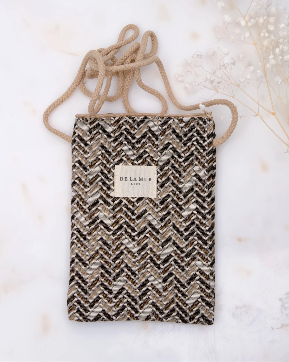 borsa portacellulare in tessuto artigianale con tracolla e stampa design bure