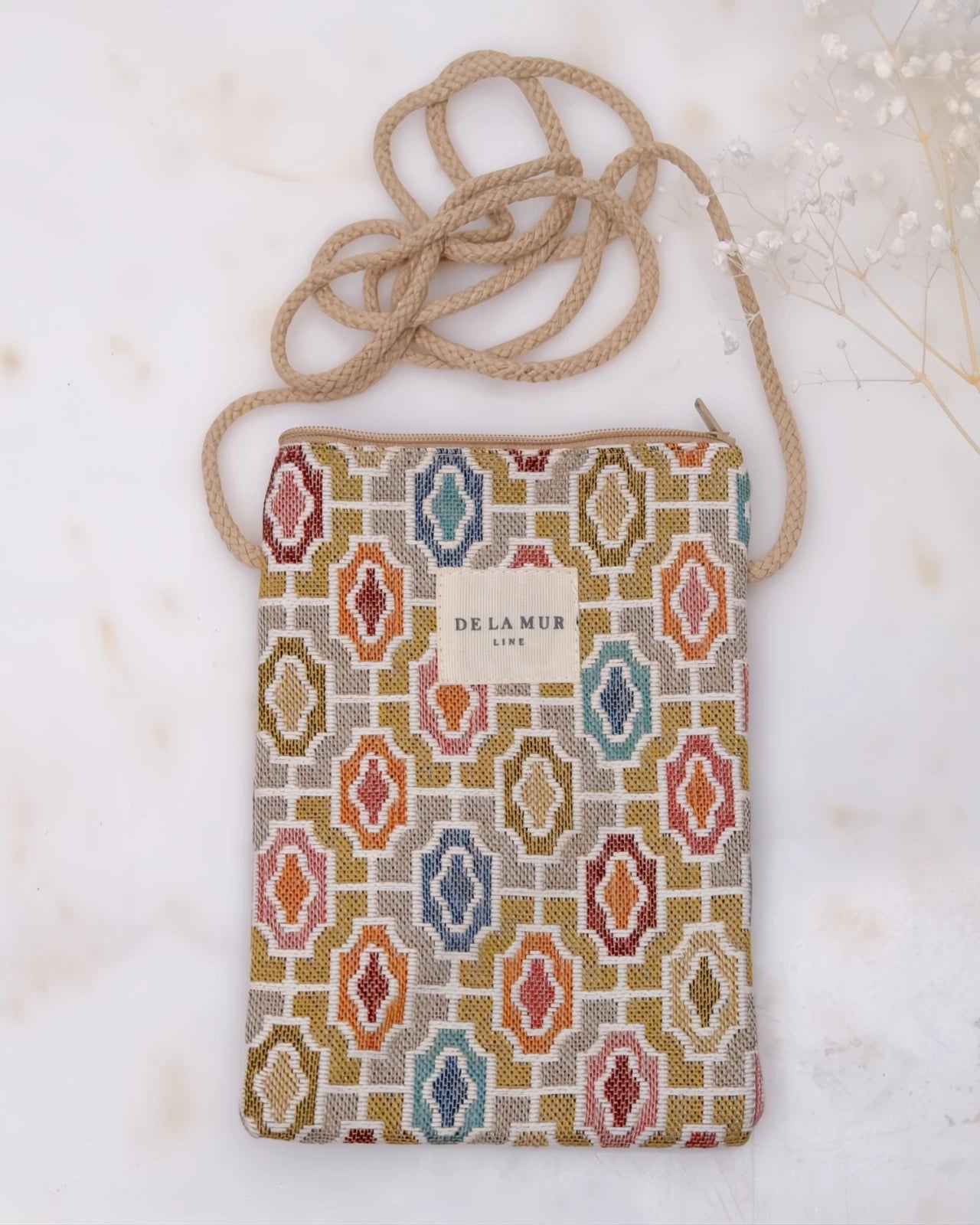 borsa portacellulare in tessuto artigianale con tracolla e stampa design fine