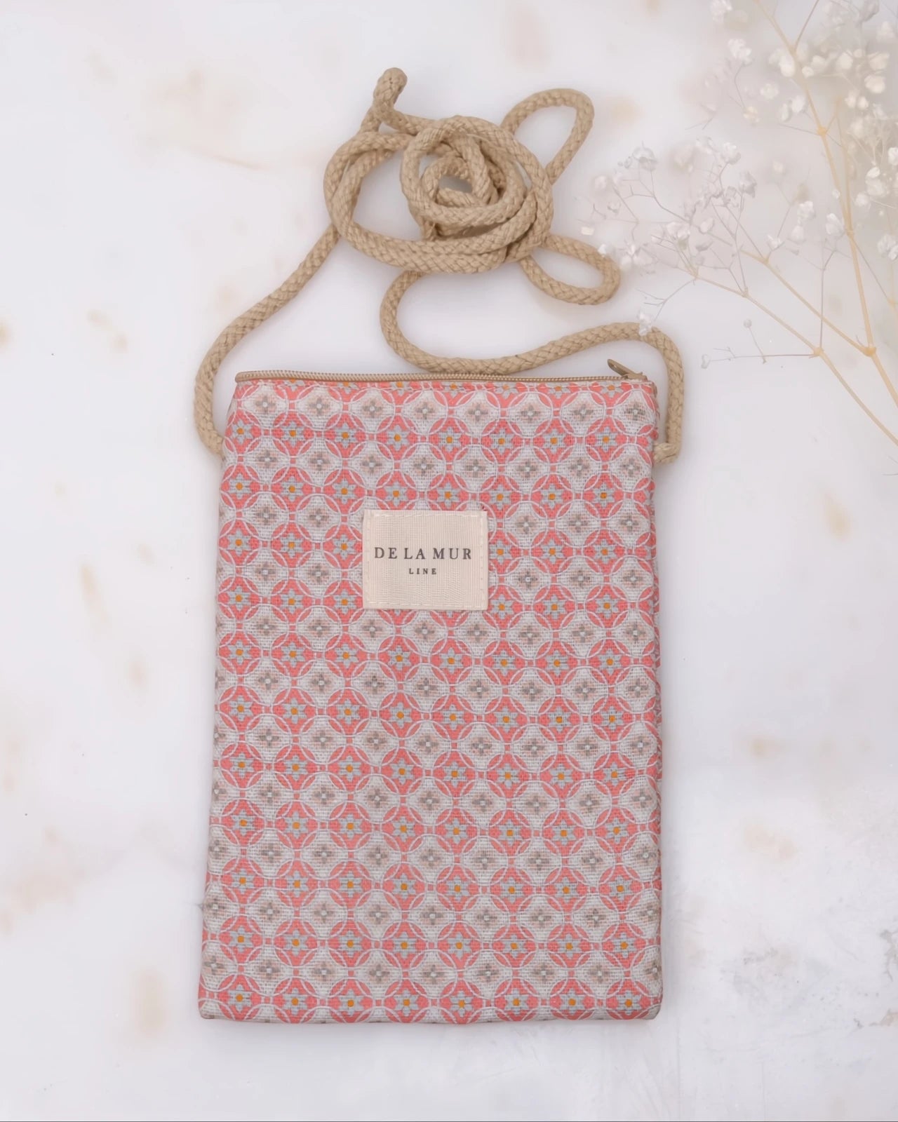 borsa portacellulare in tessuto artigianale con tracolla e stampa design gale