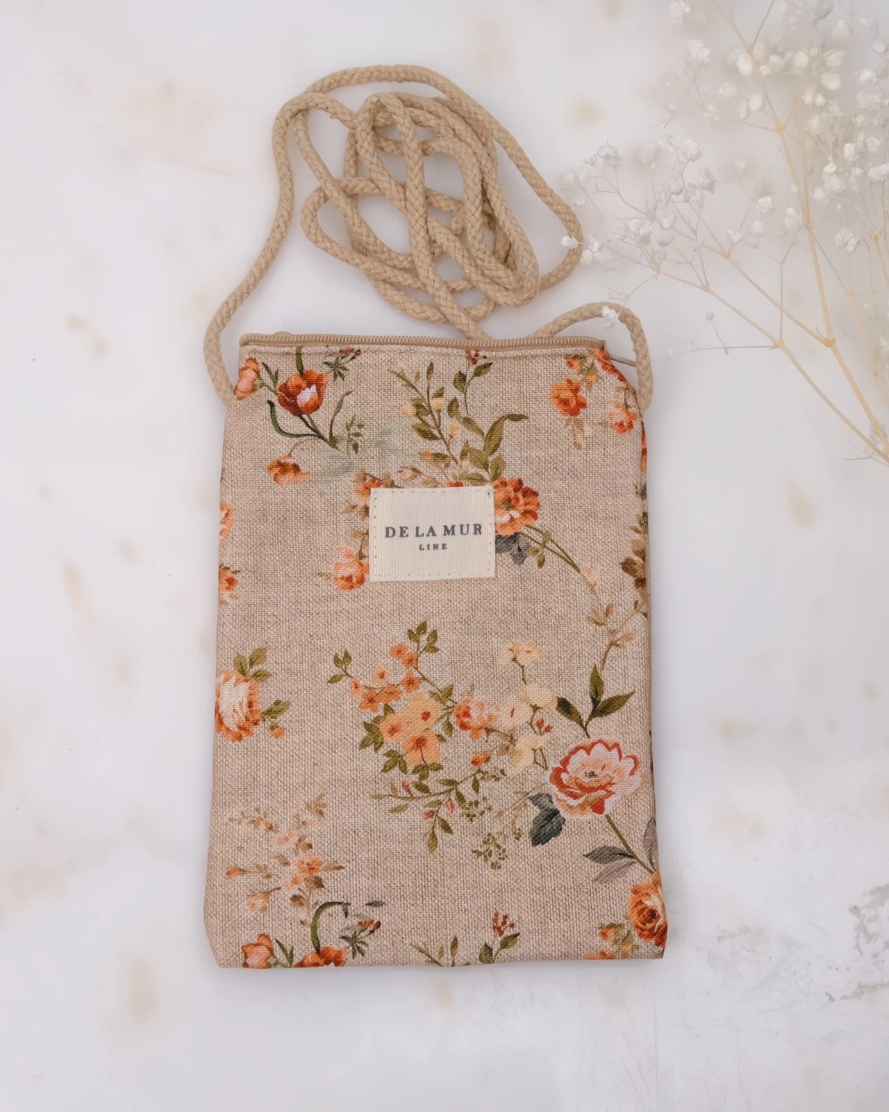 borsa portacellulare in tessuto artigianale con tracolla e stampa design liber