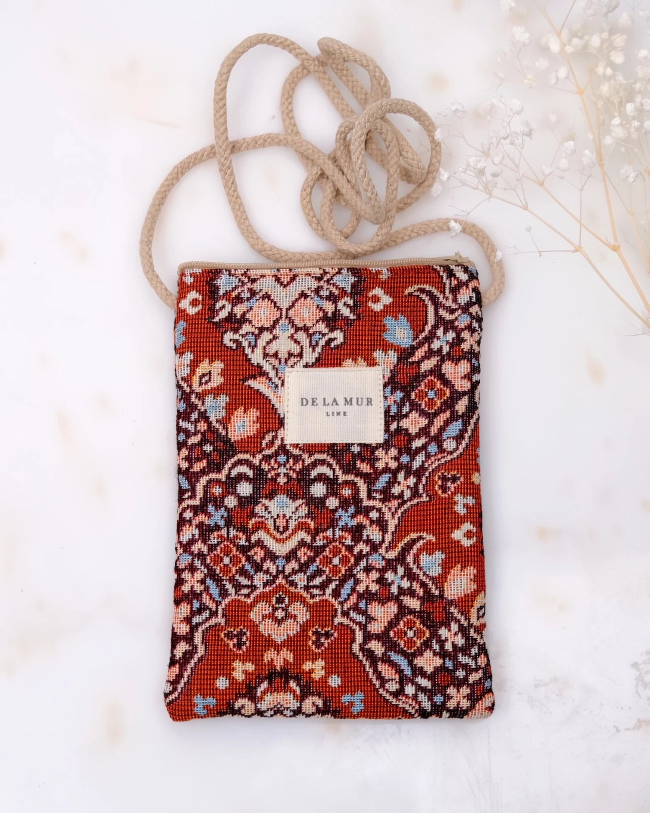 borsa portacellulare in tessuto artigianale con tracolla e stampa design roco