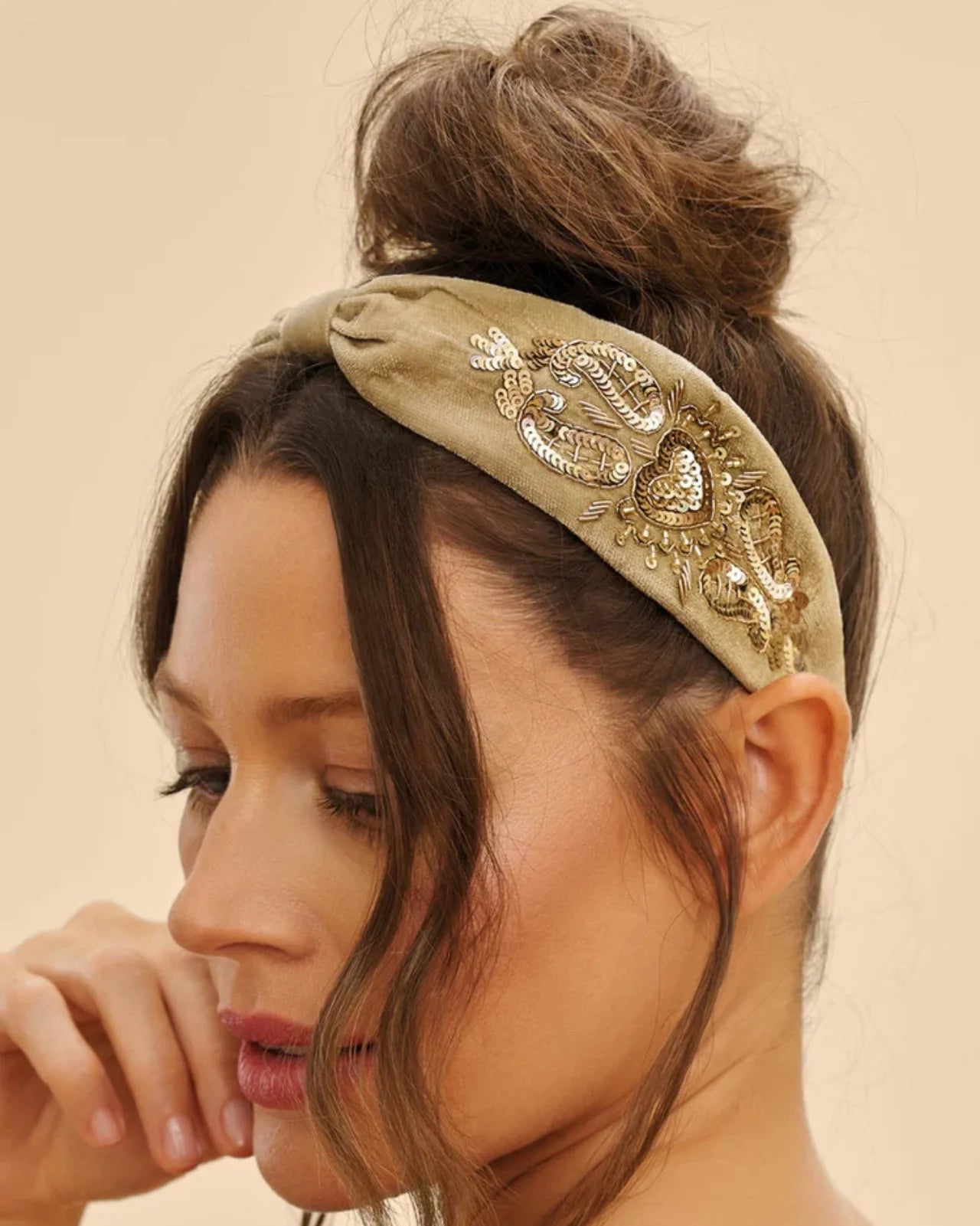 Cerchietto in velluto con ricami e perline, fatto a mano in India da Powder Design | Roma