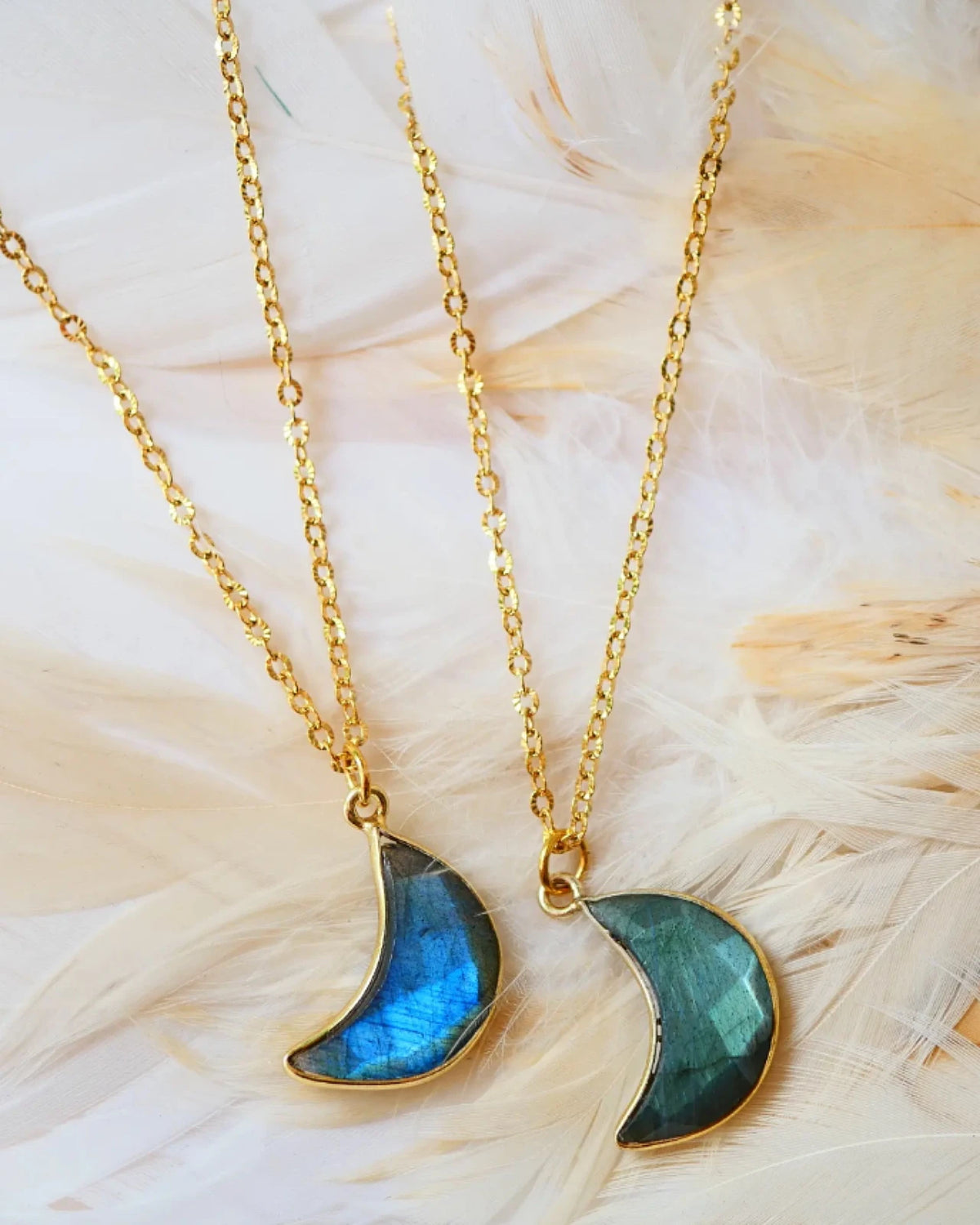 Chandra collana luna labradorite diverse sfumature con catena acciaio placcato oro - bijoux artigianale naturale - GINANDGER | Io Sono La Luce. Roma 