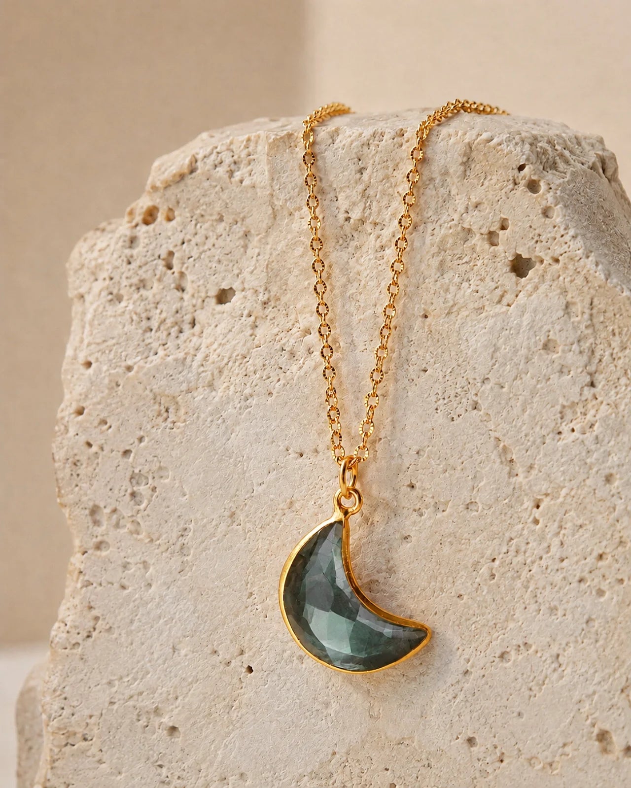 Chandra collana luna in labradorite con catena acciaio placcato oro - bijoux artigianale naturale - GINANDGER | Io Sono La Luce. Roma 