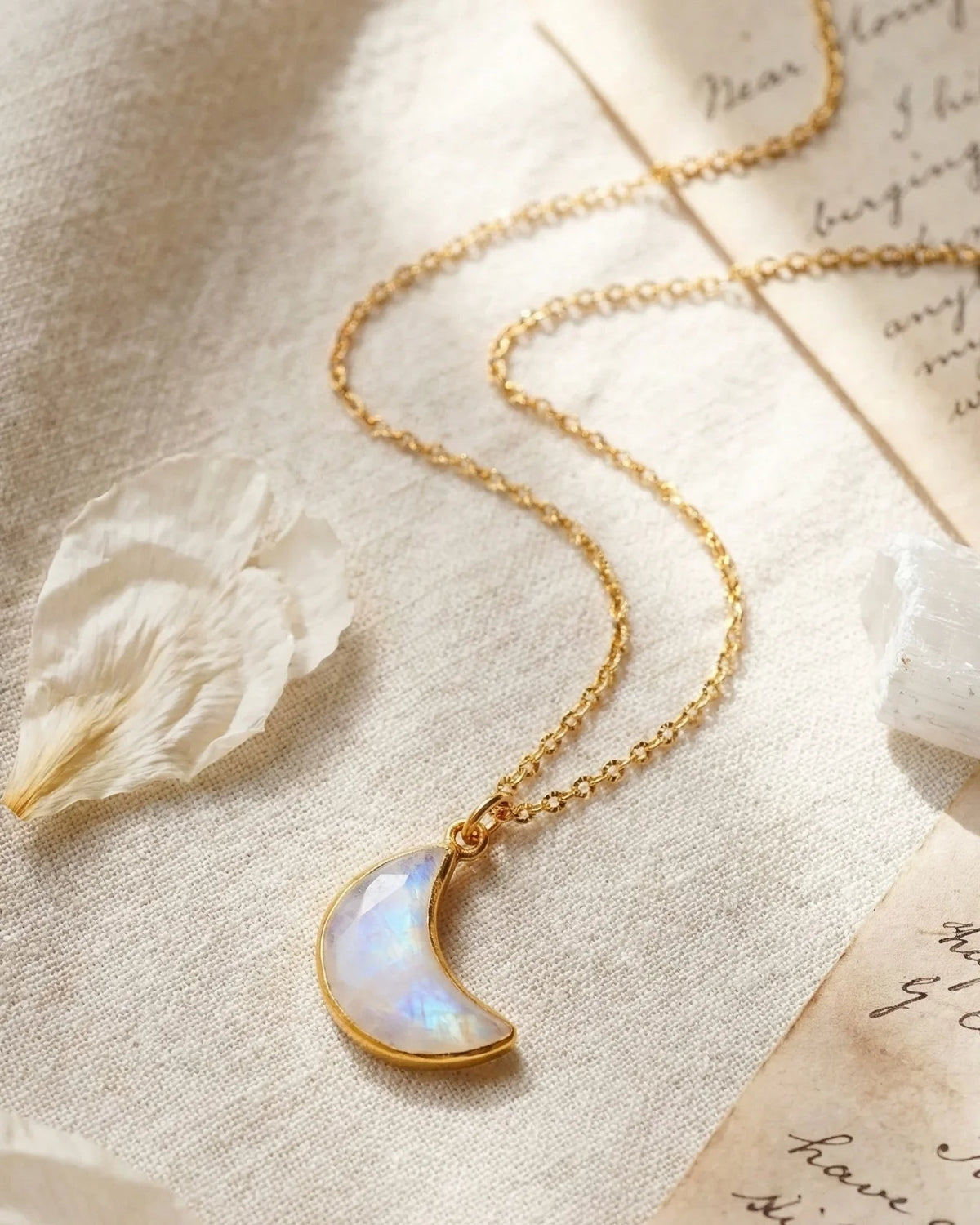 Collana Chandra in acciaio inossidabile placcato oro con ciondolo luna in pietra di luna arcobaleno ( labradorite bianca autentica ) e catena dorata su piume bianche - dettaglio riflessi iridescenti - GINANDGER | Io Sono La Luce. Roma