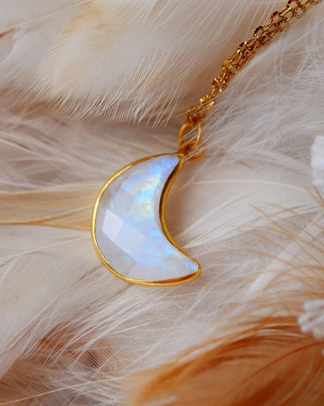 Collana Chandra in acciaio inossidabile placcato oro con ciondolo luna in pietra di luna arcobaleno ( labradorite bianca autentica ) e catena dorata su piume bianche - dettaglio riflessi iridescenti - GINANDGER | Io Sono La Luce. Roma