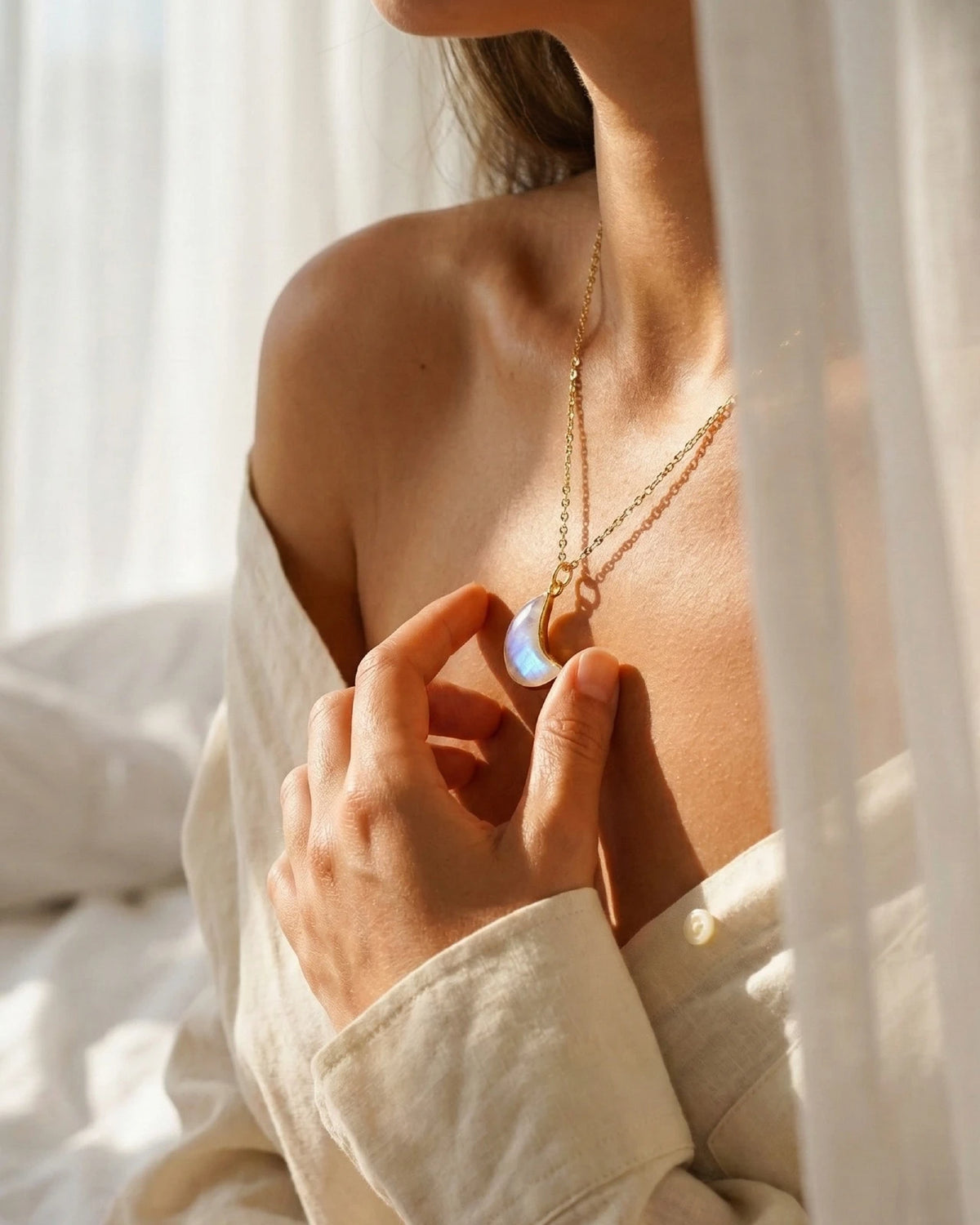 Donna che indossa collana artigianale Chandra con pietra di luna arcobaleno - gioiello minimalista per femminilità e intuizione - GINANDGER | Io Sono La Luce. Roma