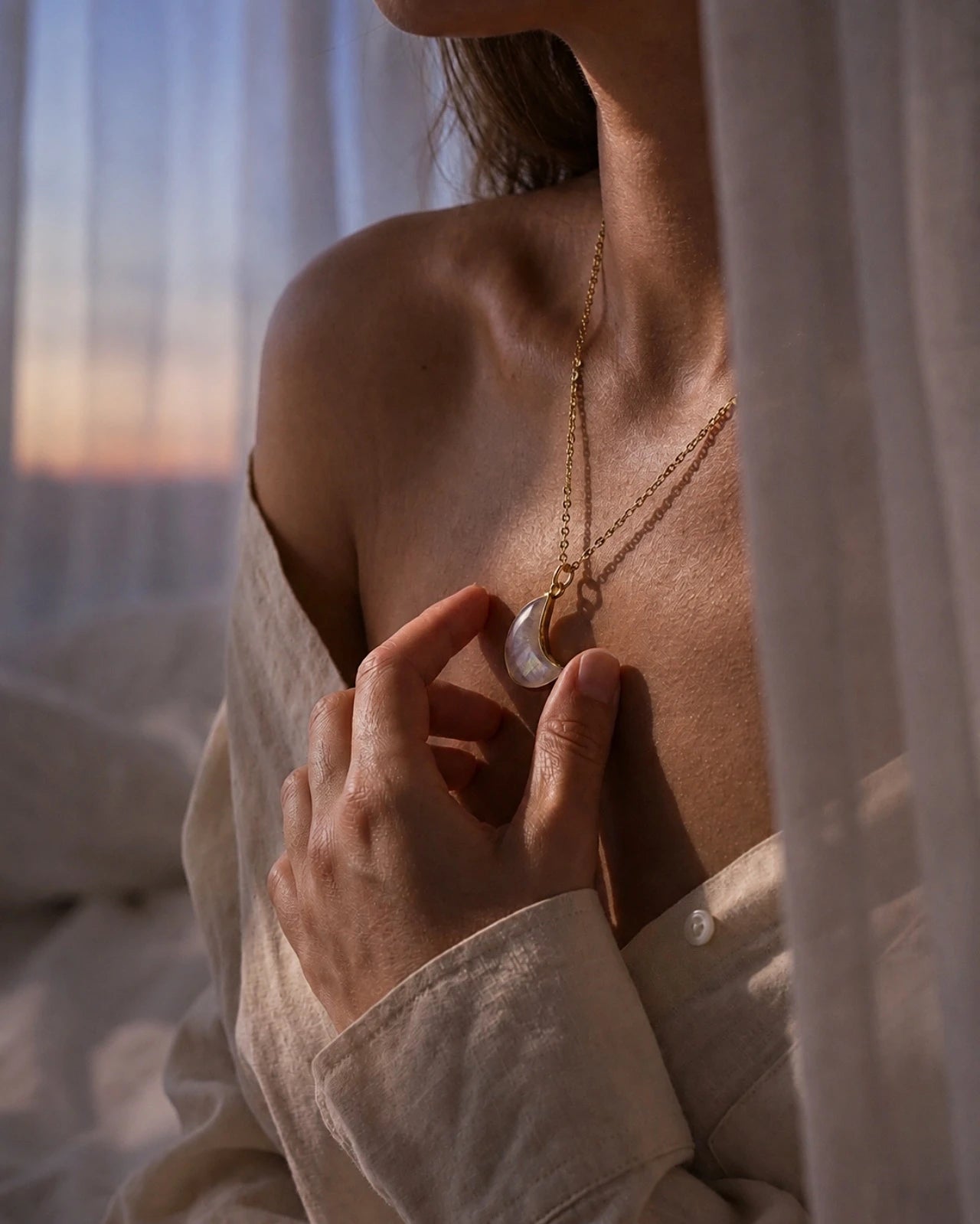 Donna che indossa collana artigianale Chandra con pietra di luna arcobaleno - gioiello minimalista per femminilità e intuizione - GINANDGER | Io Sono La Luce. Roma
