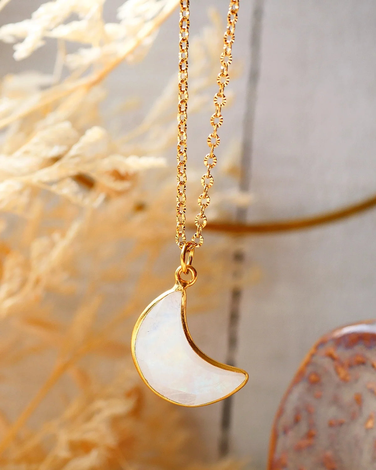 Chandra collana luna in pietra di luna arcobaleno labradorite con catena acciaio placcato oro - bijoux artigianale naturale - GINANDGER | Io Sono La Luce. Roma 