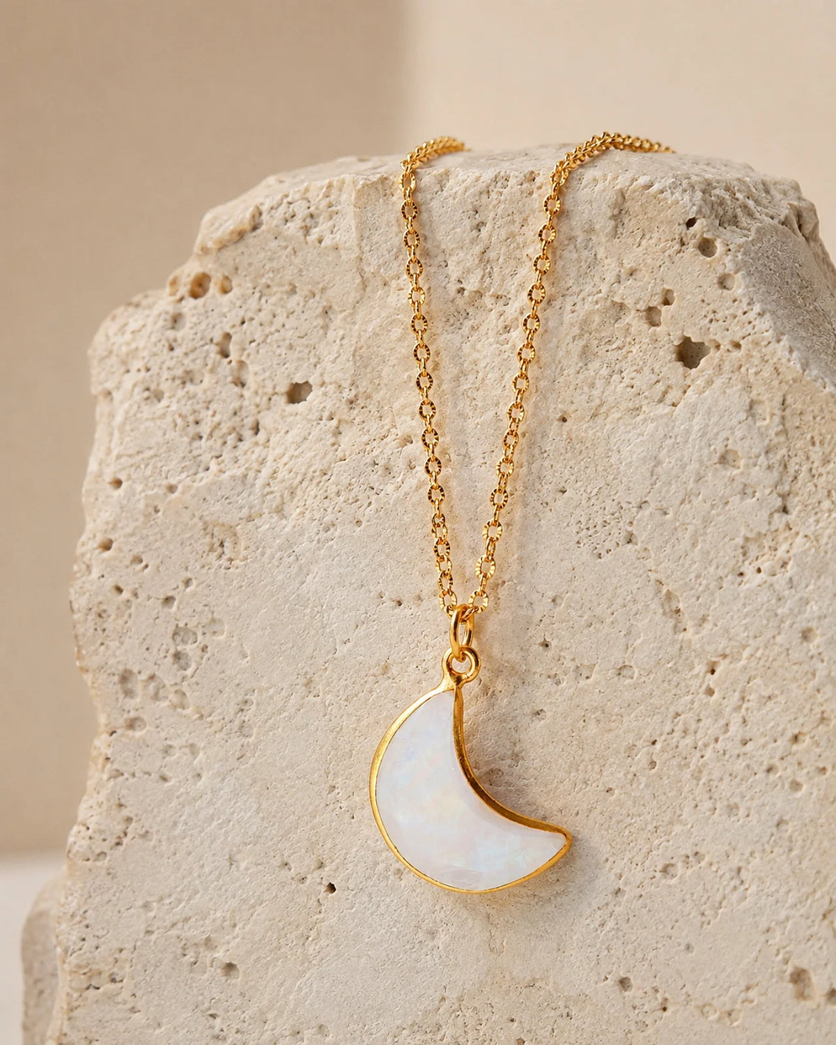 Chandra collana luna in pietra di luna arcobaleno labradorite con catena acciaio placcato oro - bijoux artigianale naturale - GINANDGER | Io Sono La Luce. Roma 