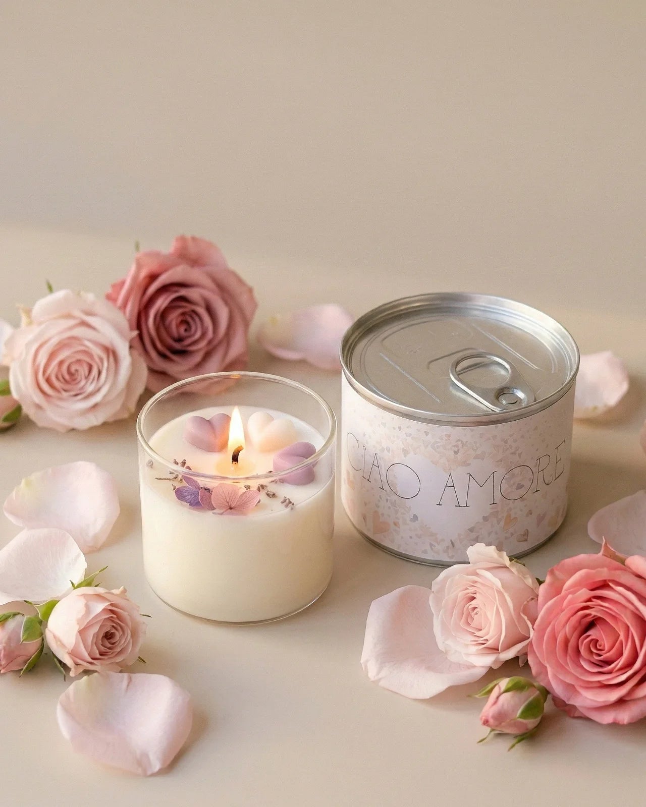 candele profumate in cera di soia con cuoricini di cera e petali di rosa stabilizzati | dedica regalo per persone speciali della vita - edizione amore 