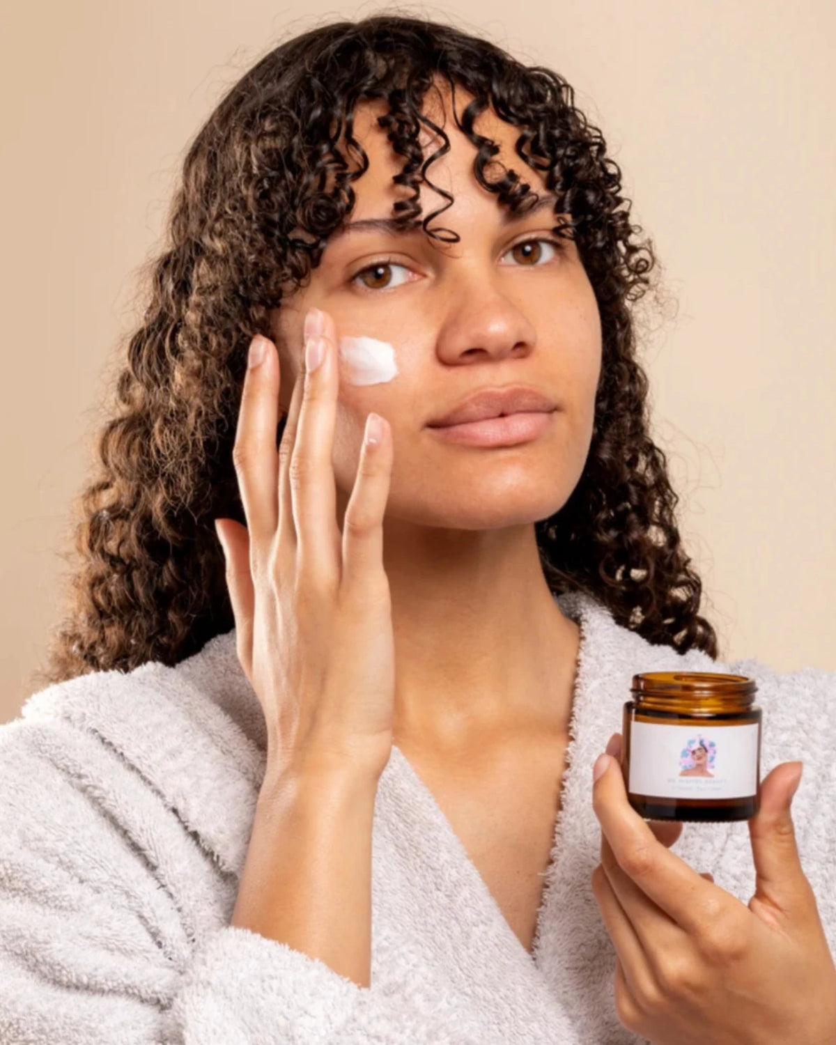 crema viso illuminante con vitamina C e niacinamide contro le macchie