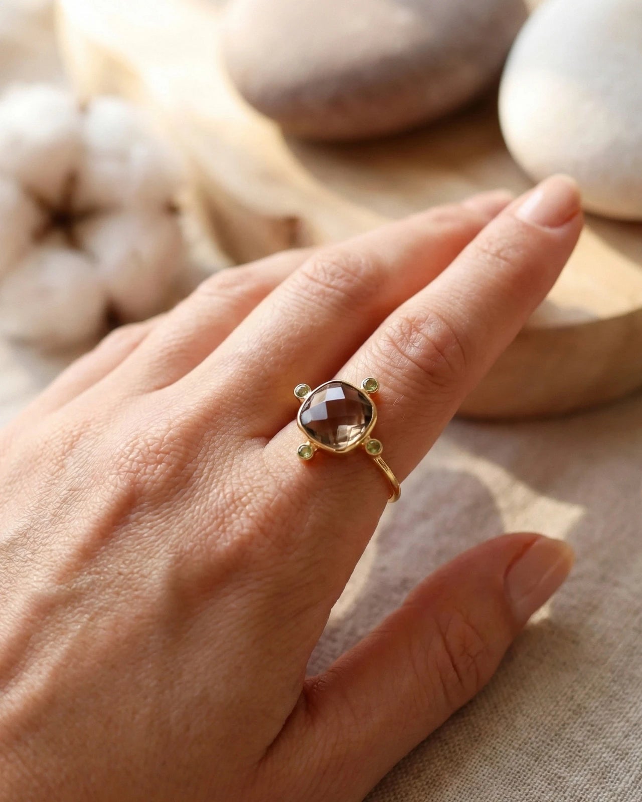 Anello Dharma in quarzo fumé e peridoto, gioiello artigianale con quattro pietre verdi disposte a croce, bijoux fatto a mano Parigi