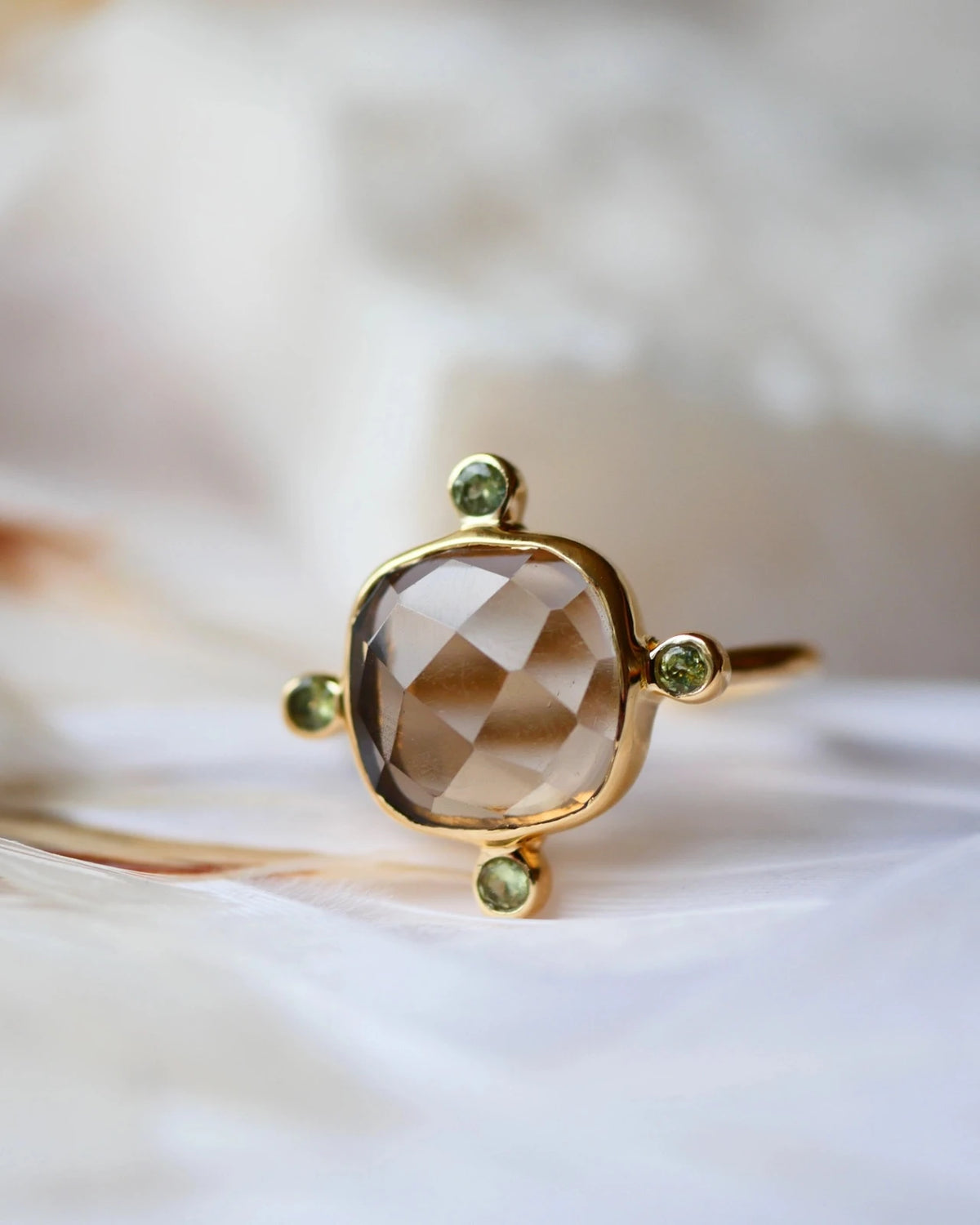 Anello Dharma in quarzo fumé e peridoto, gioiello artigianale con quattro pietre verdi disposte a croce, bijoux fatto a mano Parigi