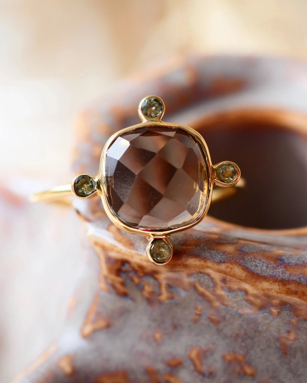 Dettaglio anello quarzo fumé sfaccettato con peridoti naturali, gioiello talismano chakra cuore, bijoux pietra verde oliva