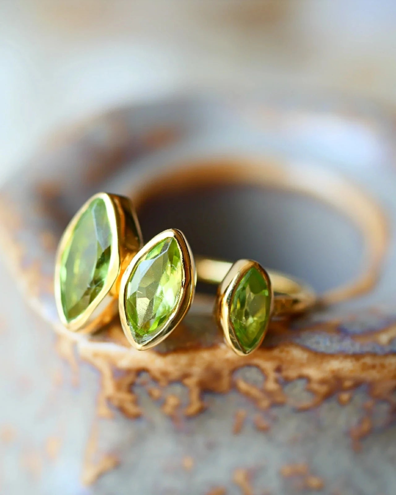 dina anello artigianale ottone placcato oro 18k 2 micron con tre pietre naturali peridoto